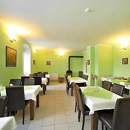 Πανσιόν Zamecka Zahrada 3*